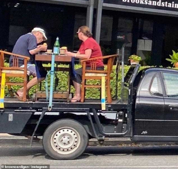 زوجان أستراليان يتناولان الفطور على ظهر شاحنة صغيرة لتفادي قواعد الحظر!